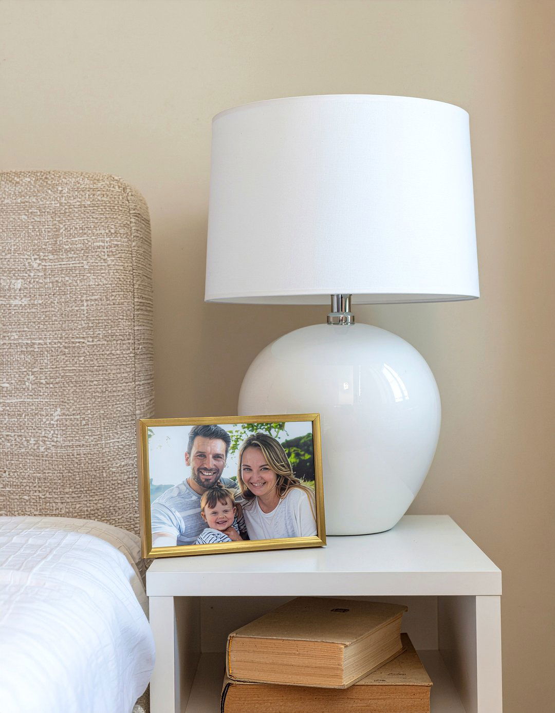 Nightstand Family Photo - 30 bedroom family photo ideas