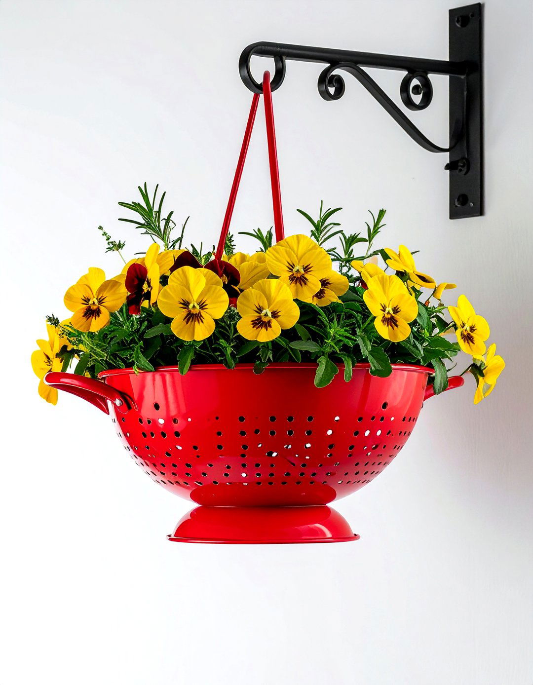 Old metal colanders - 30 vintage planter ideas