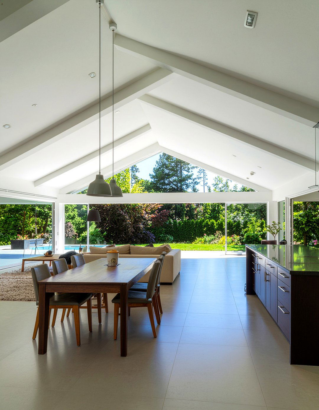 Open concept floor plan - 30 living room cathedral ceiling ideas