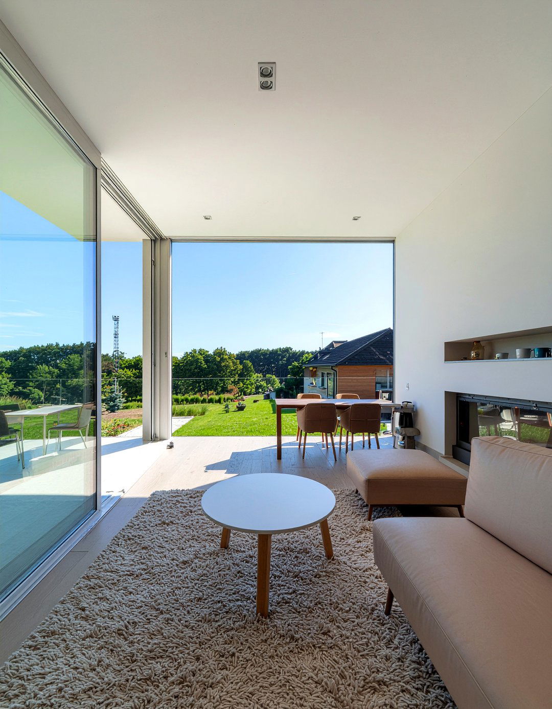 Open concept living room window - 30 living room floor to ceiling windows