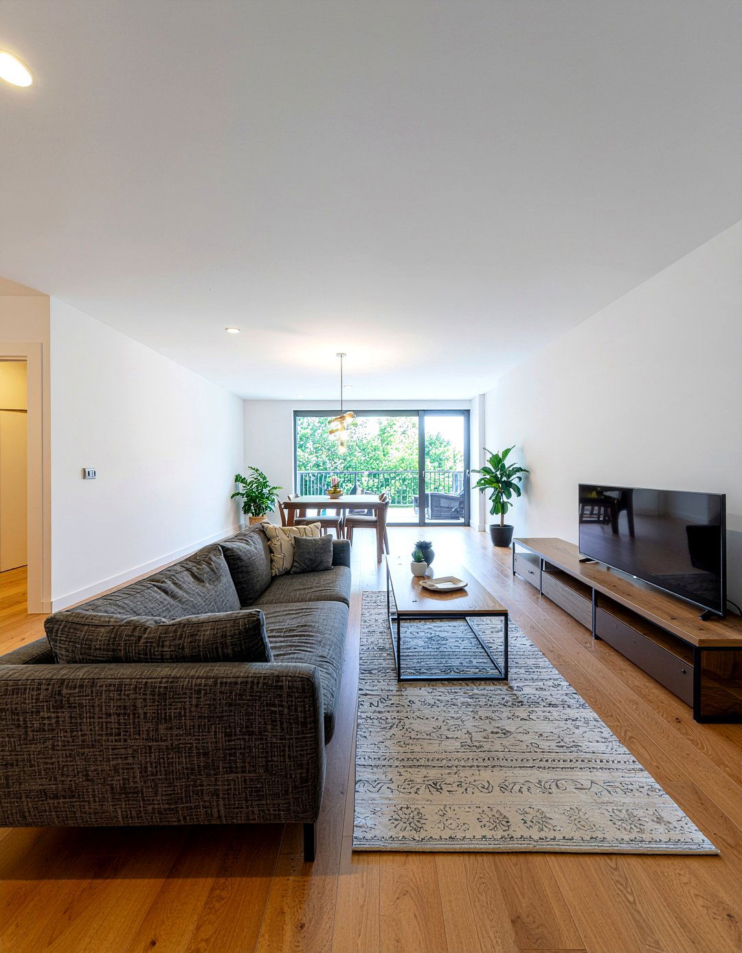 Open concept rectangular living room - 30 long living room ideas