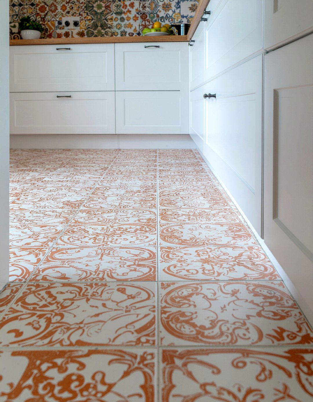 Orange pattern floor tiles - 30 orange kitchen ideas