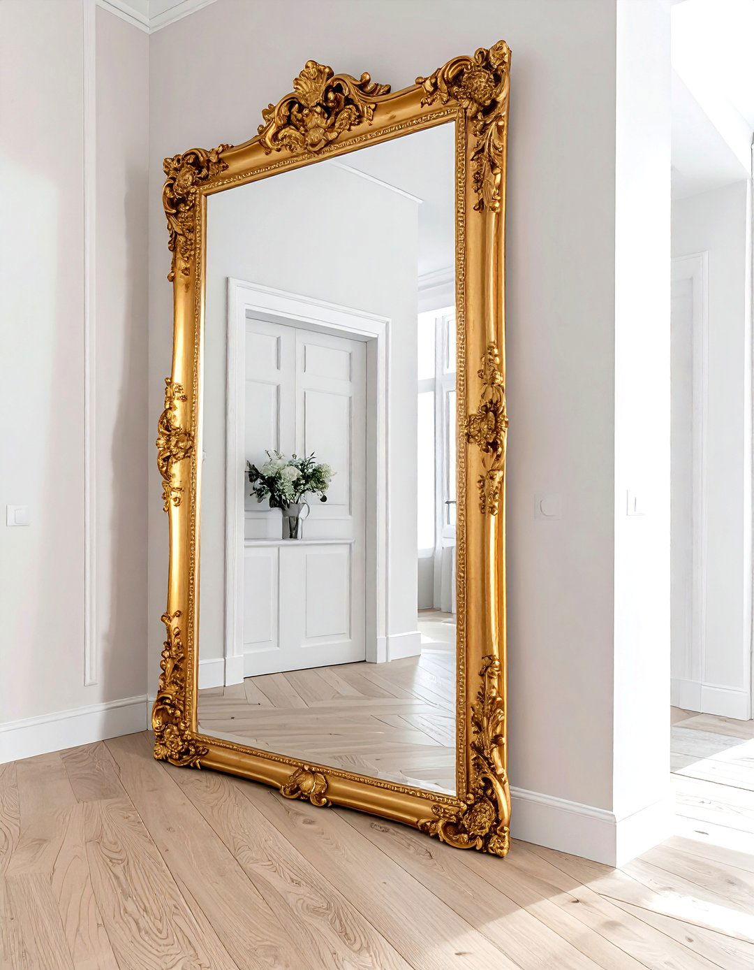 Ornate Gold Mirror - 30 vintage finds decor ideas