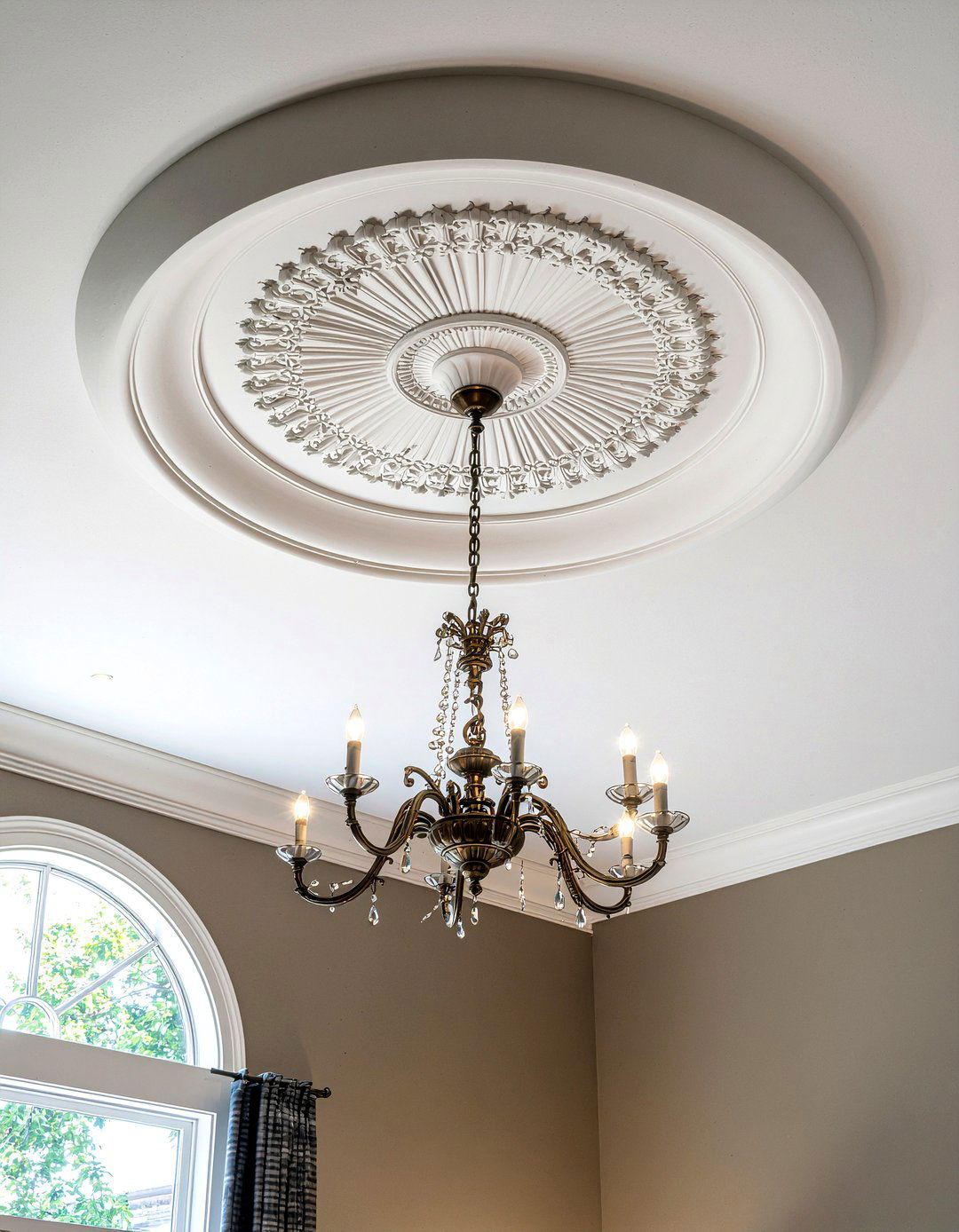 Ornate ceiling medallion - 30 New Orleans dining room ideas