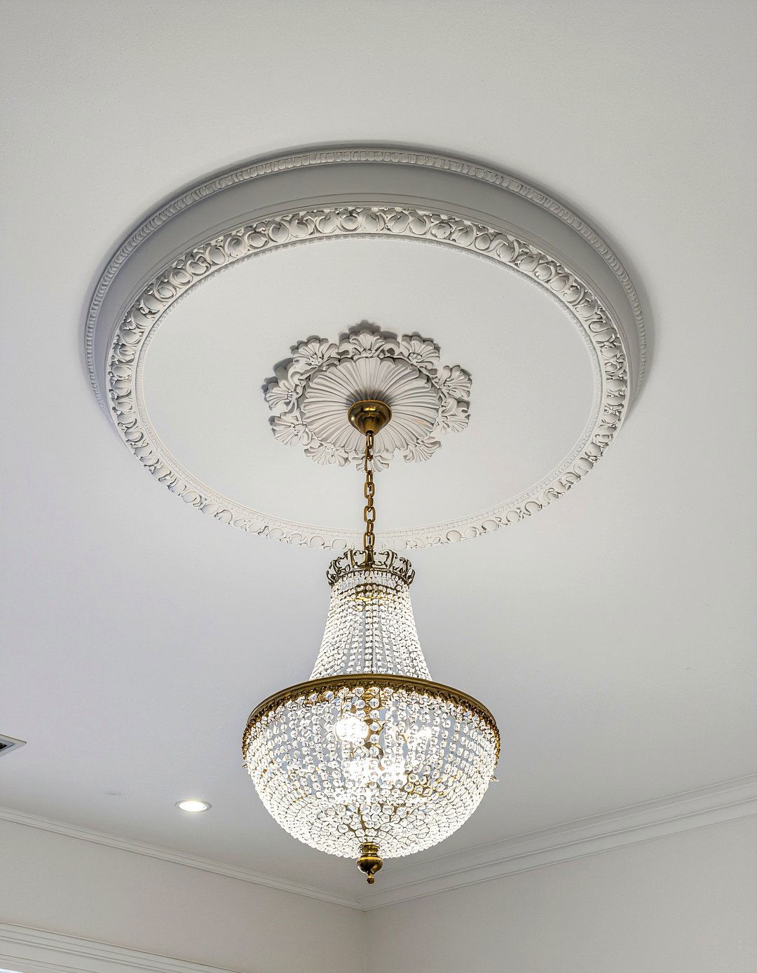 Ornate ceiling rose - 30 Georgian bedroom ideas