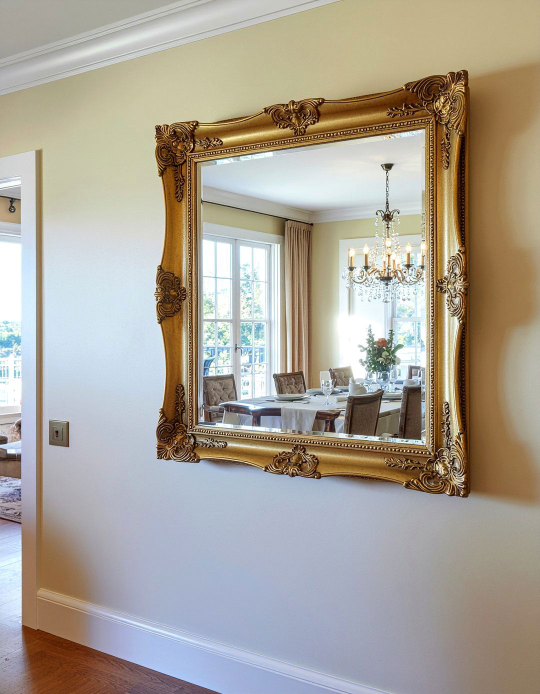 Ornate wall mirror - 30 heirloom dining room ideas