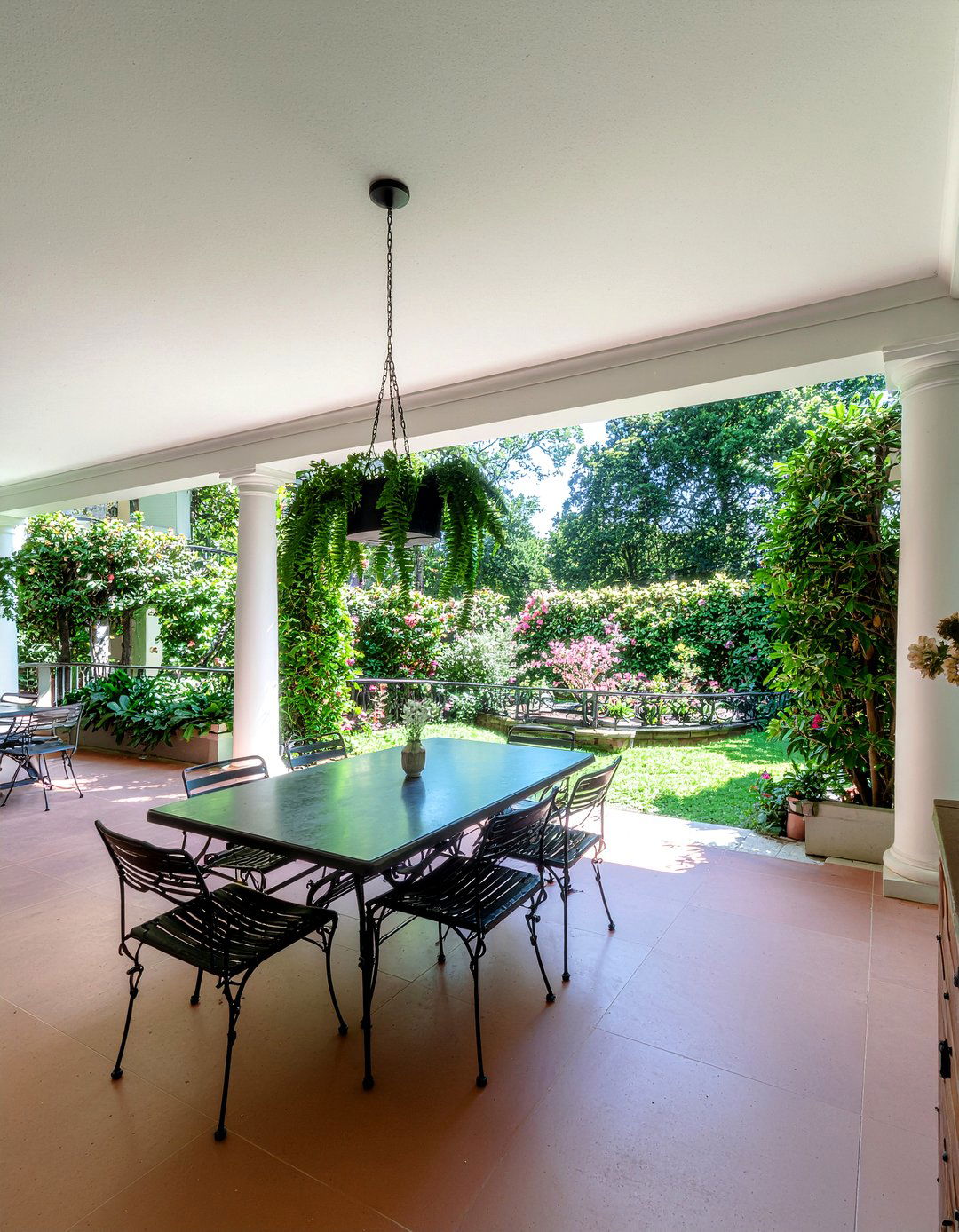 Outdoor veranda dining - 30 New Orleans dining room ideas