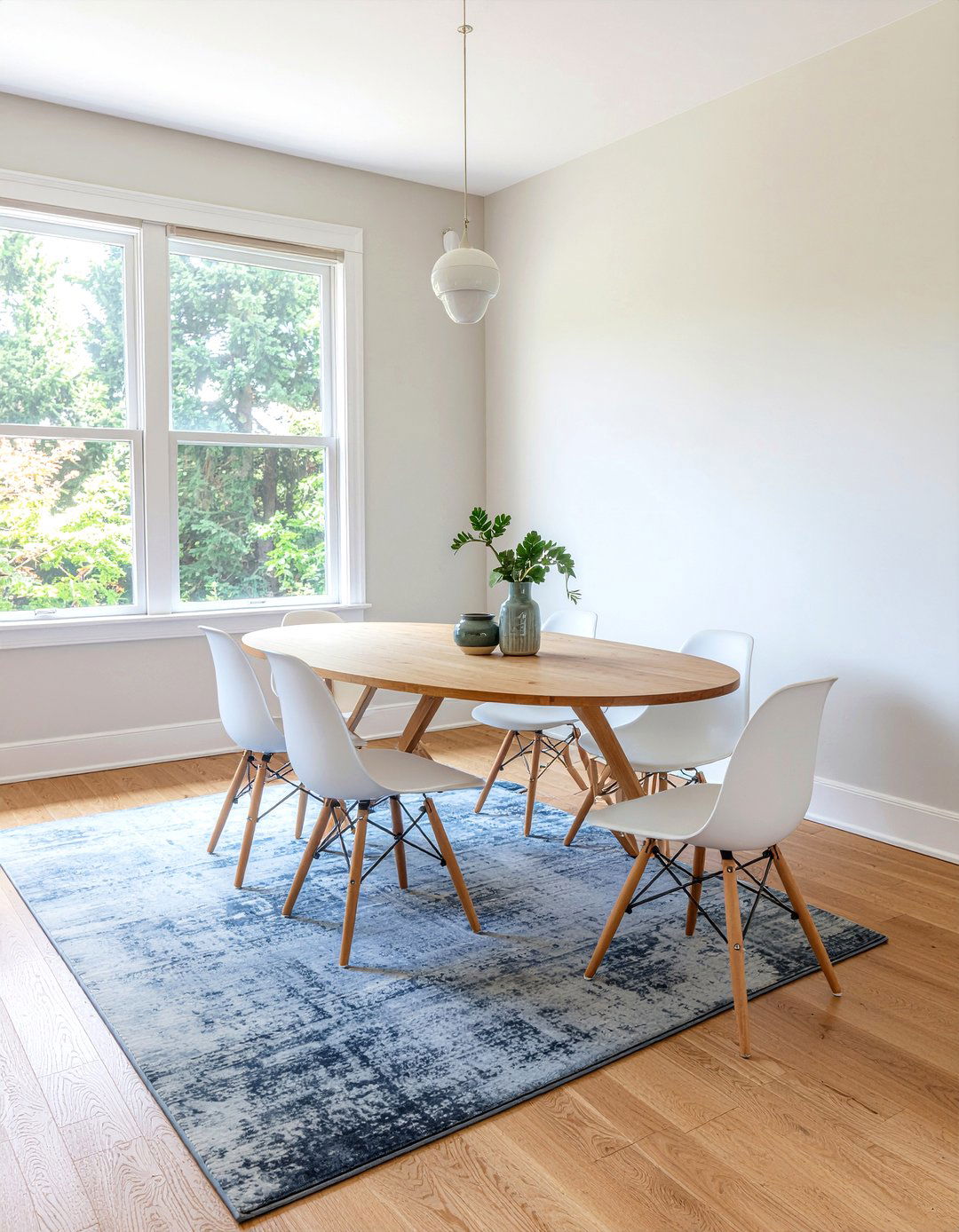 Oval Dining Table - 30 dining room layout ideas