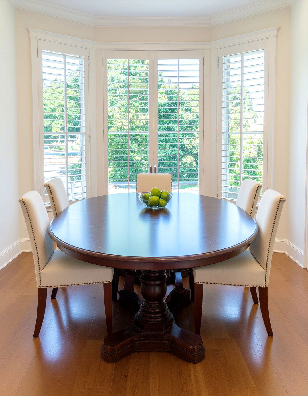 Oval Dining Table - 30 bay window dining ideas