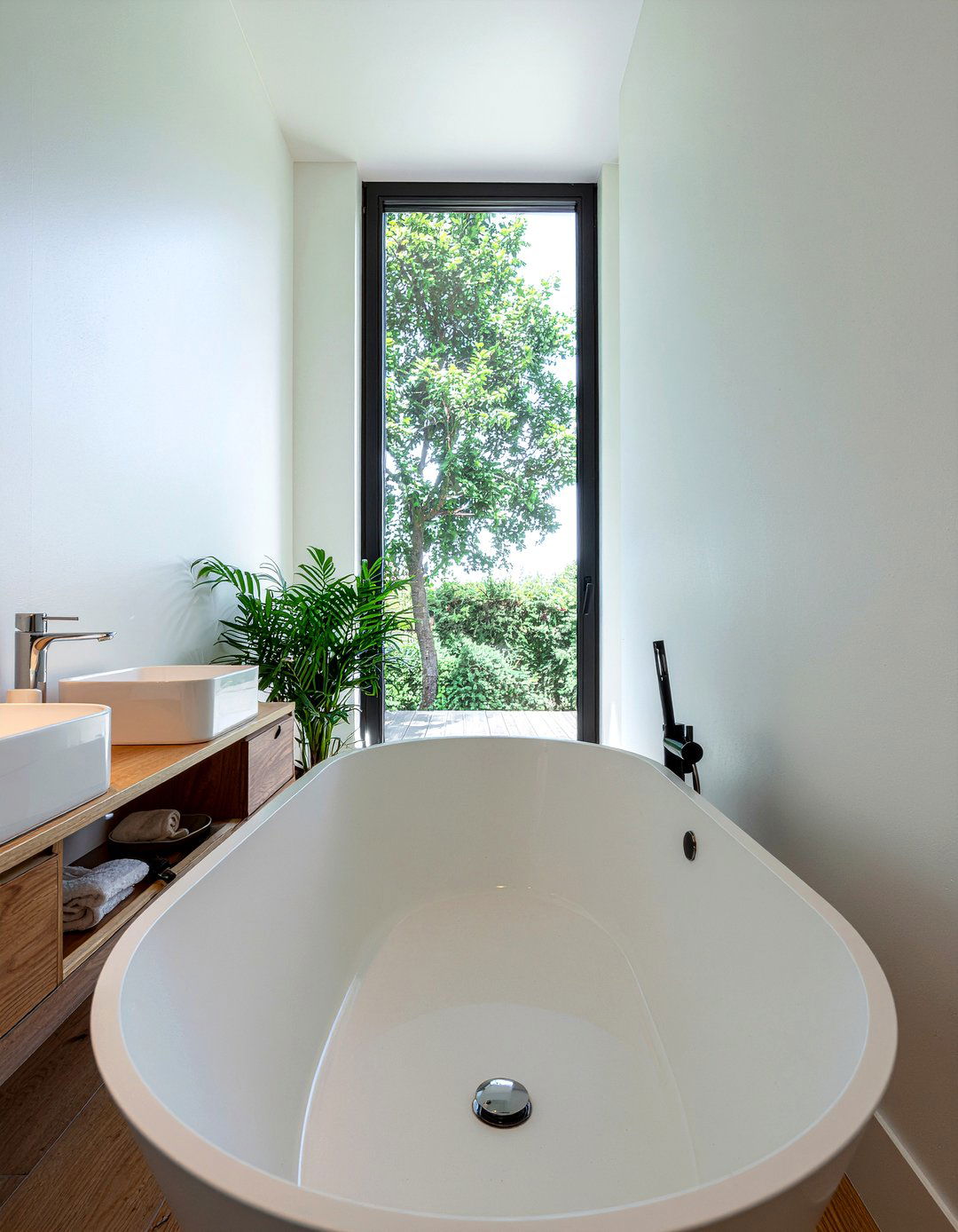 Oval Freestanding Tub - 30 narrow bathroom ideas