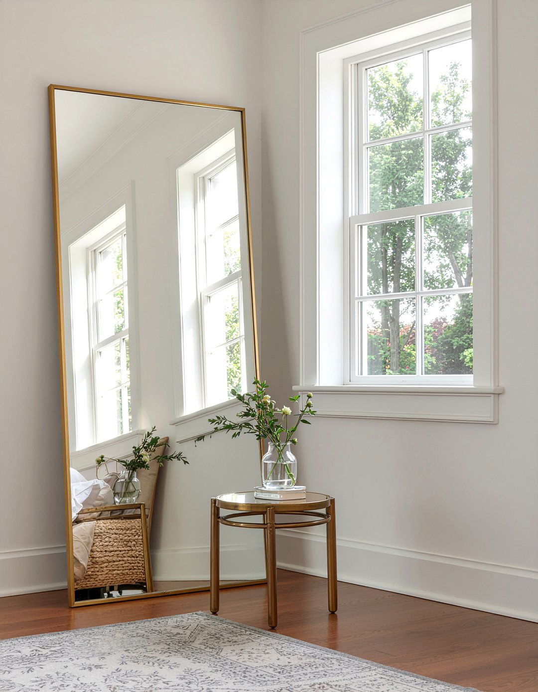 Oversized Mirror - 30 quick bedroom ideas