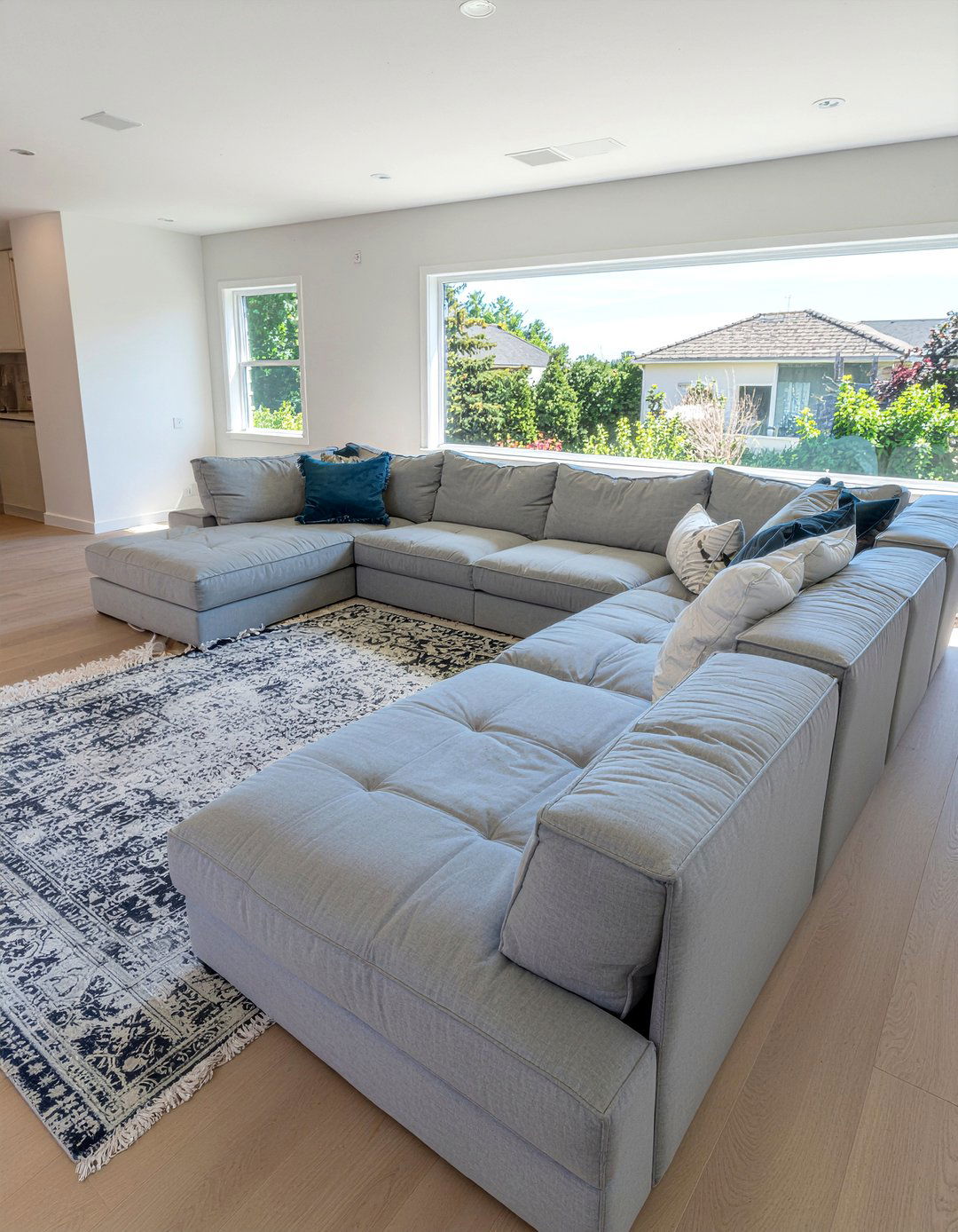 Oversized Sectional Family - 30 retreat living room ideas