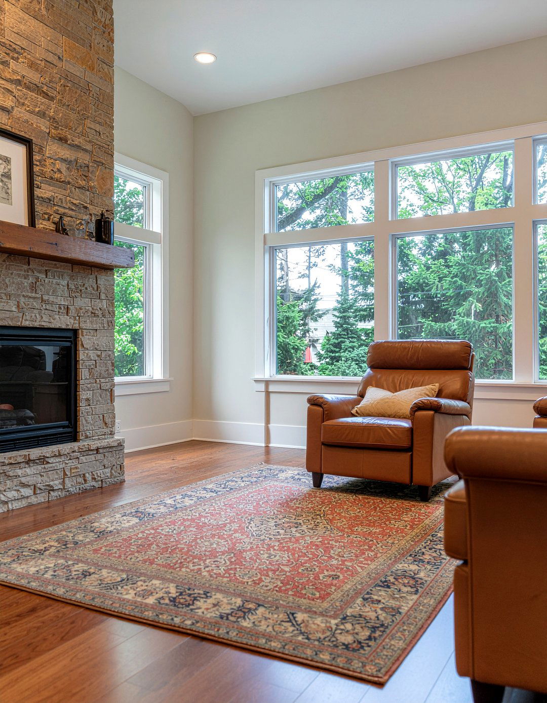 Oversized leather chair - 30 leather living room ideas