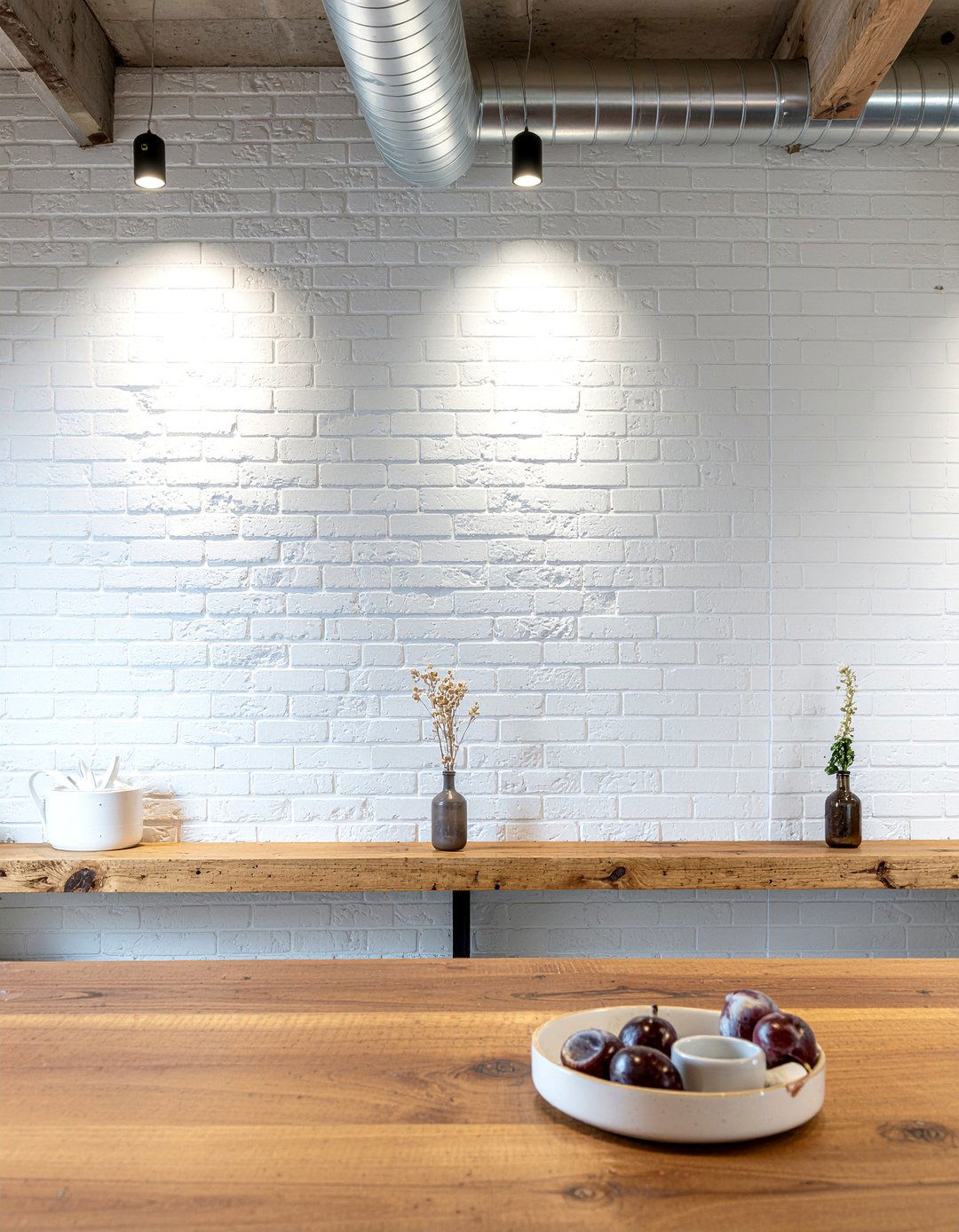 Painted brick wall - 30 countryside dining room ideas