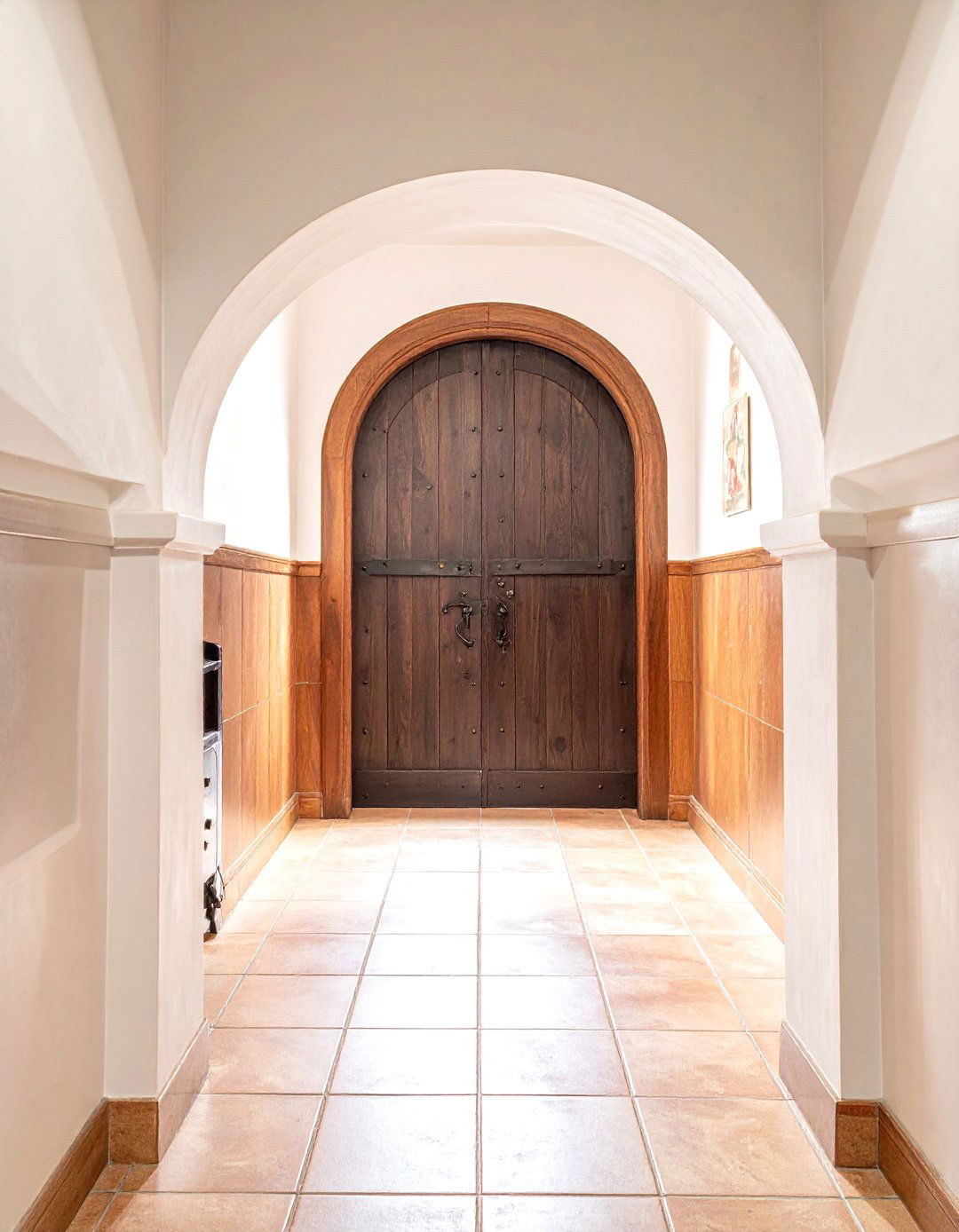 Pantry With Arched Door - 30 Spanish kitchen ideas