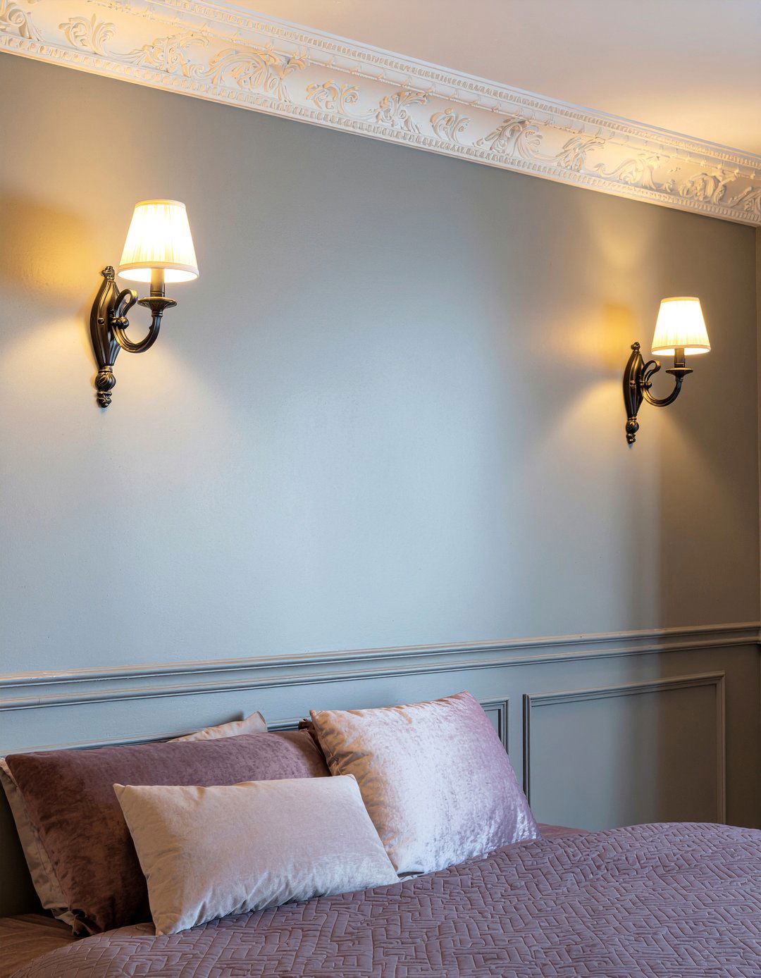 Paris street lamp lighting - 30 travel themed bedroom ideas