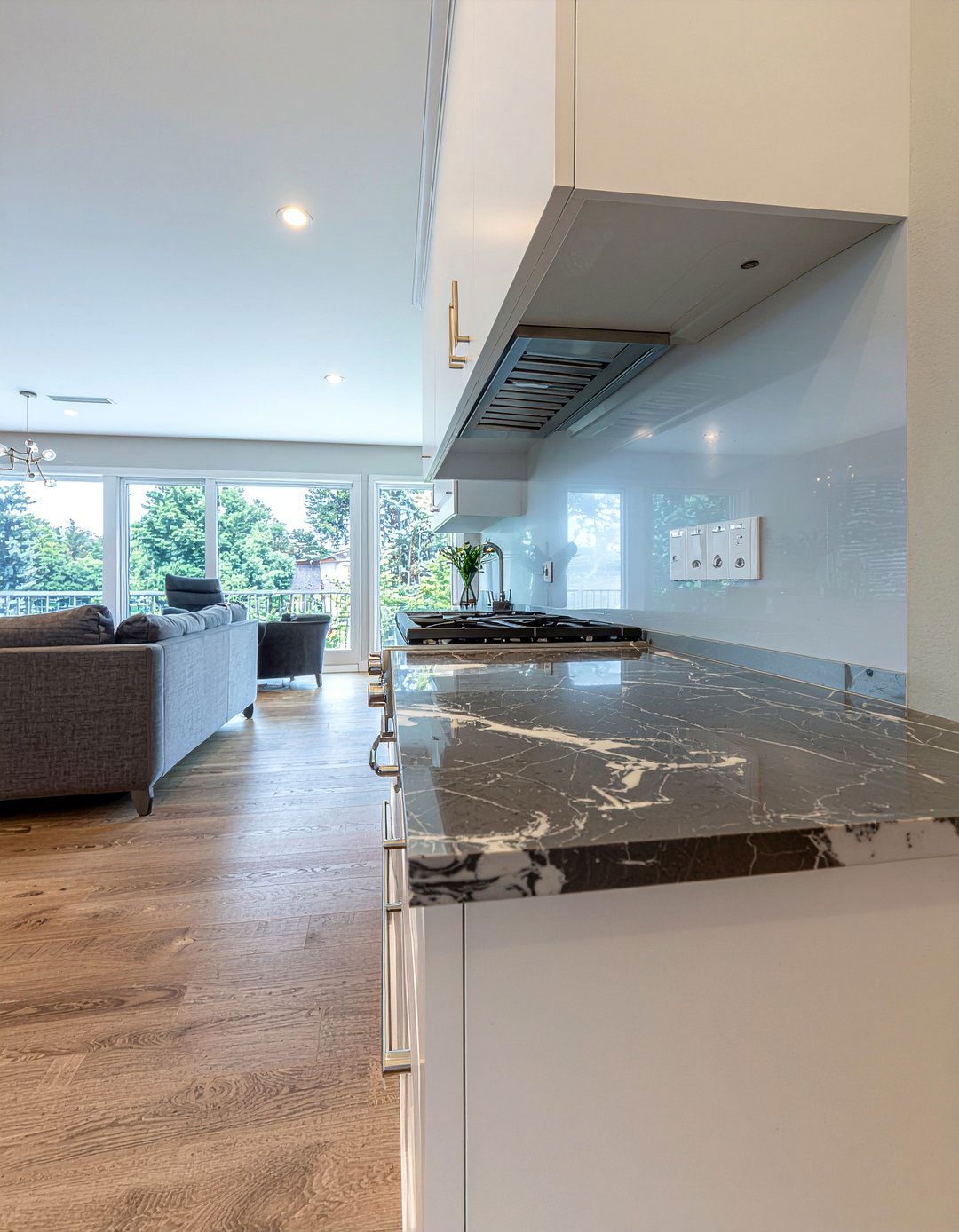 Patterned gray quartz kitchen - 30 gray countertop kitchen ideas