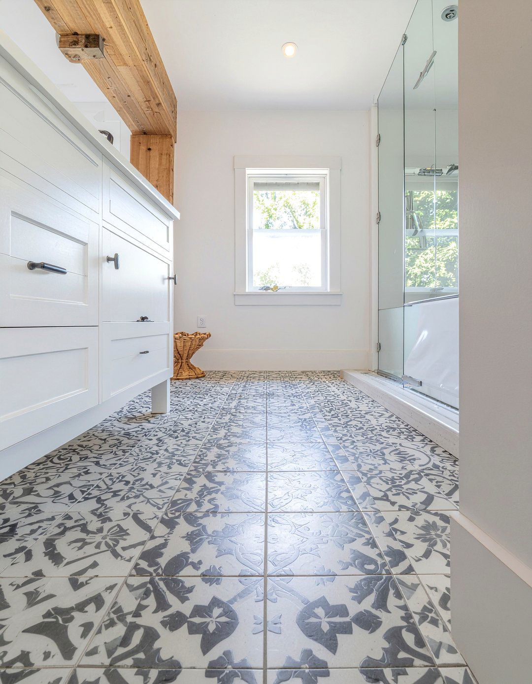 Patterned tile ranch floor - 30 ranch bathroom ideas