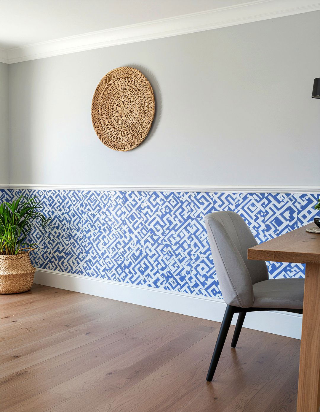 Patterned wallpaper - 30 dining room chair rail ideas