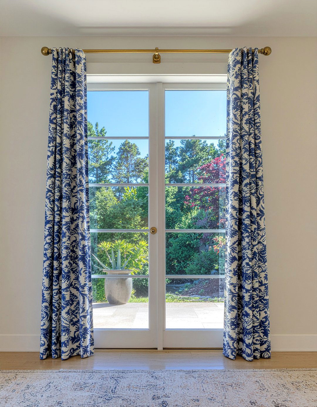 Patterned window curtains - 30 heirloom dining room ideas