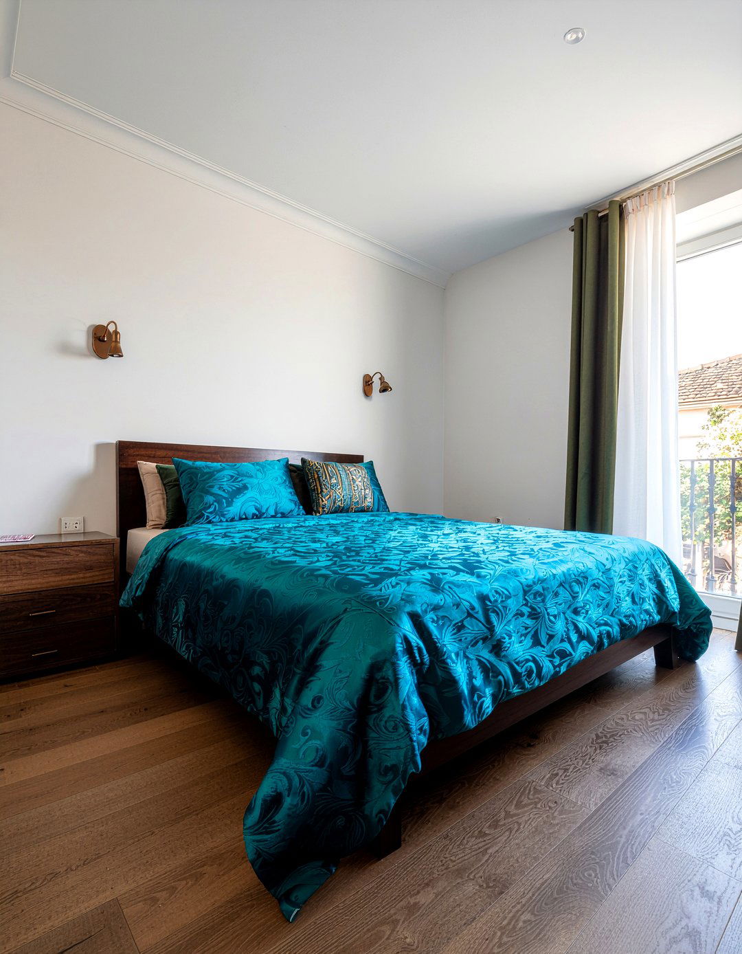 Peacock blue silk bedding - 30 bedroom blue bedding ideas