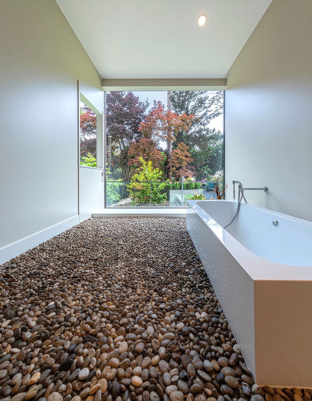 Pebble shower floor - 30 hotel bathroom ideas