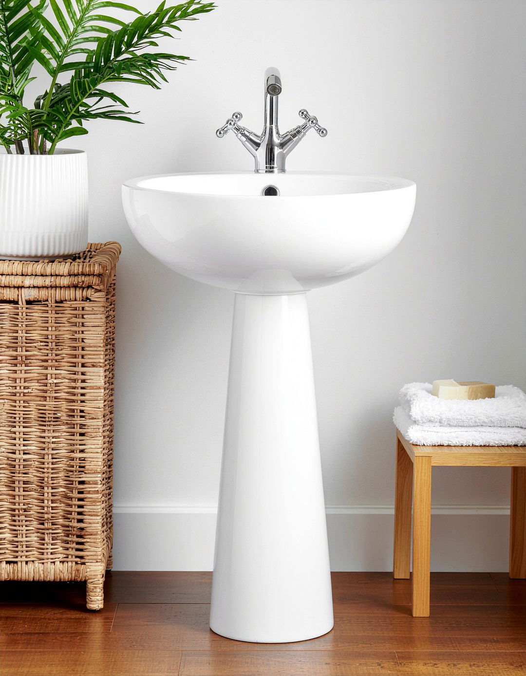 Pedestal Sink - 30 new construction bathroom ideas