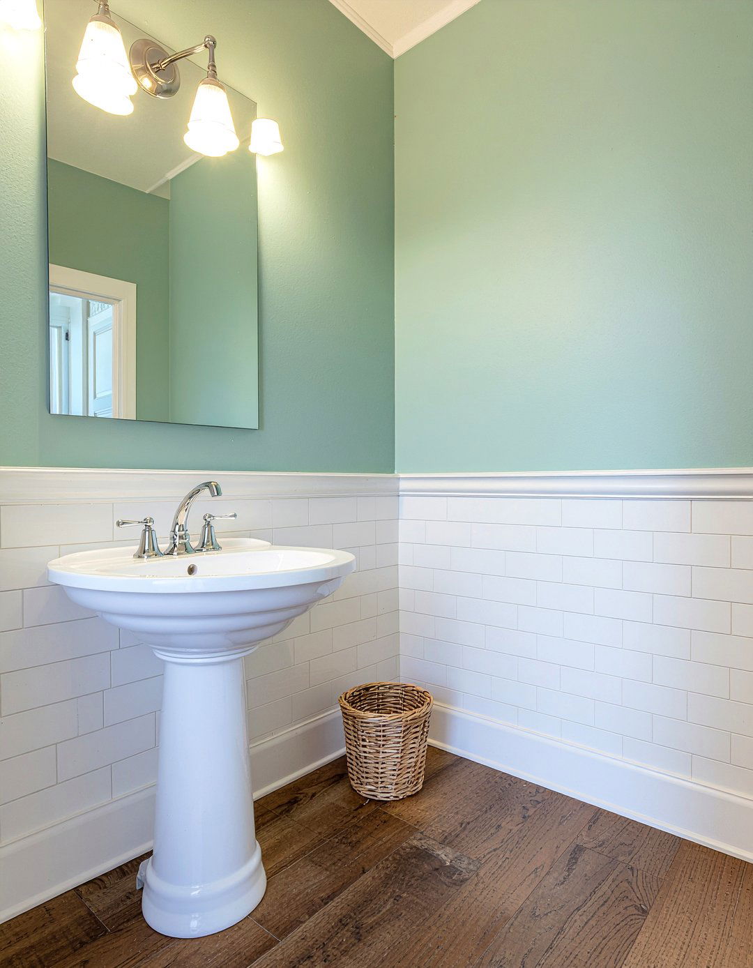 Pedestal Sink - 30 powder room ideas