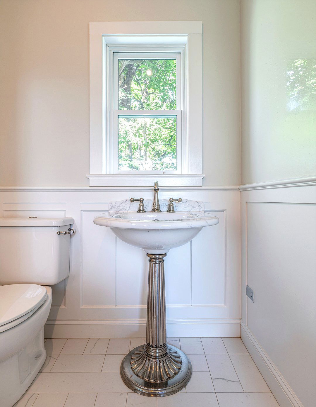 Pedestal Sink - 30 small bathroom maximization ideas