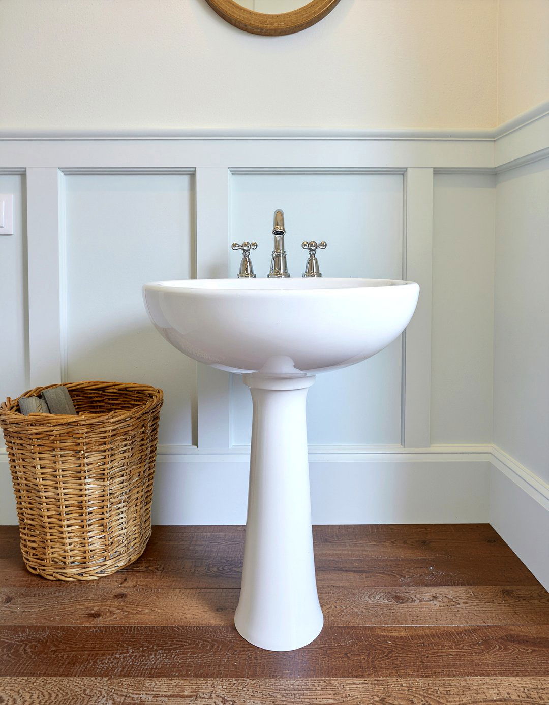 Pedestal Sink Bathroom - 30 small bathroom layout ideas