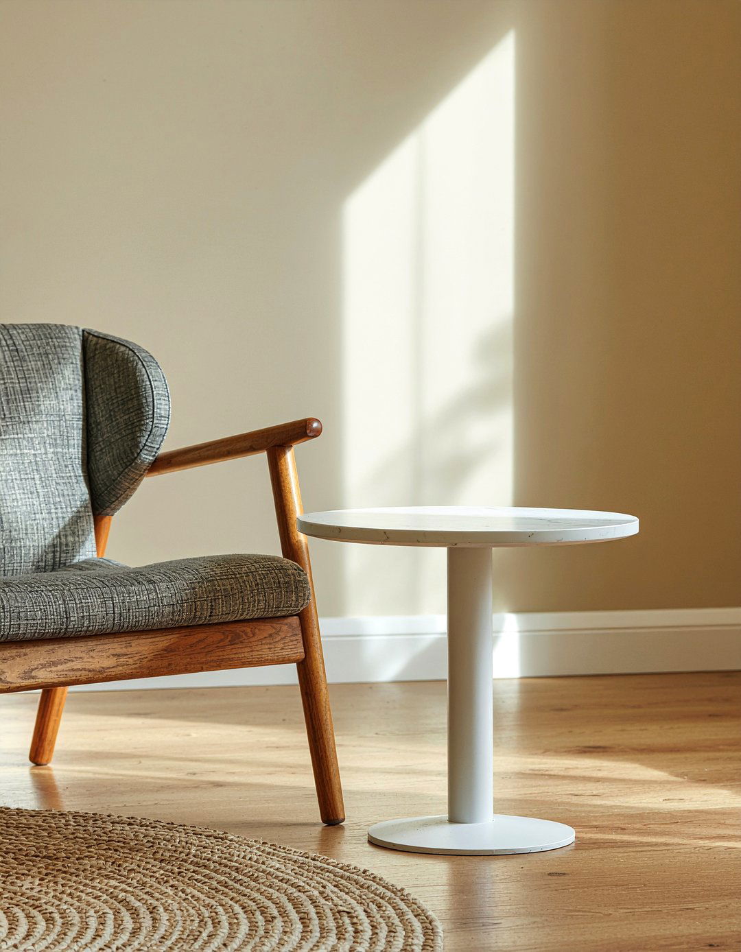 Pedestal Table - 30 living room minimalist furniture ideas