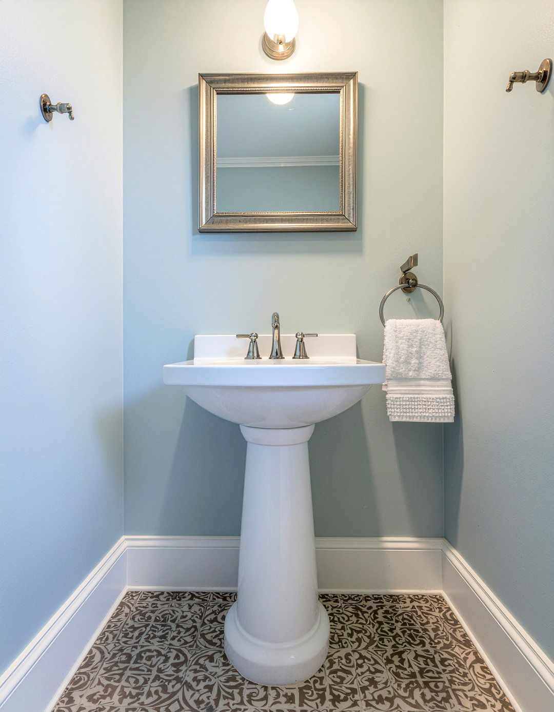 Pedestal sink - 30 bathroom classic element ideas