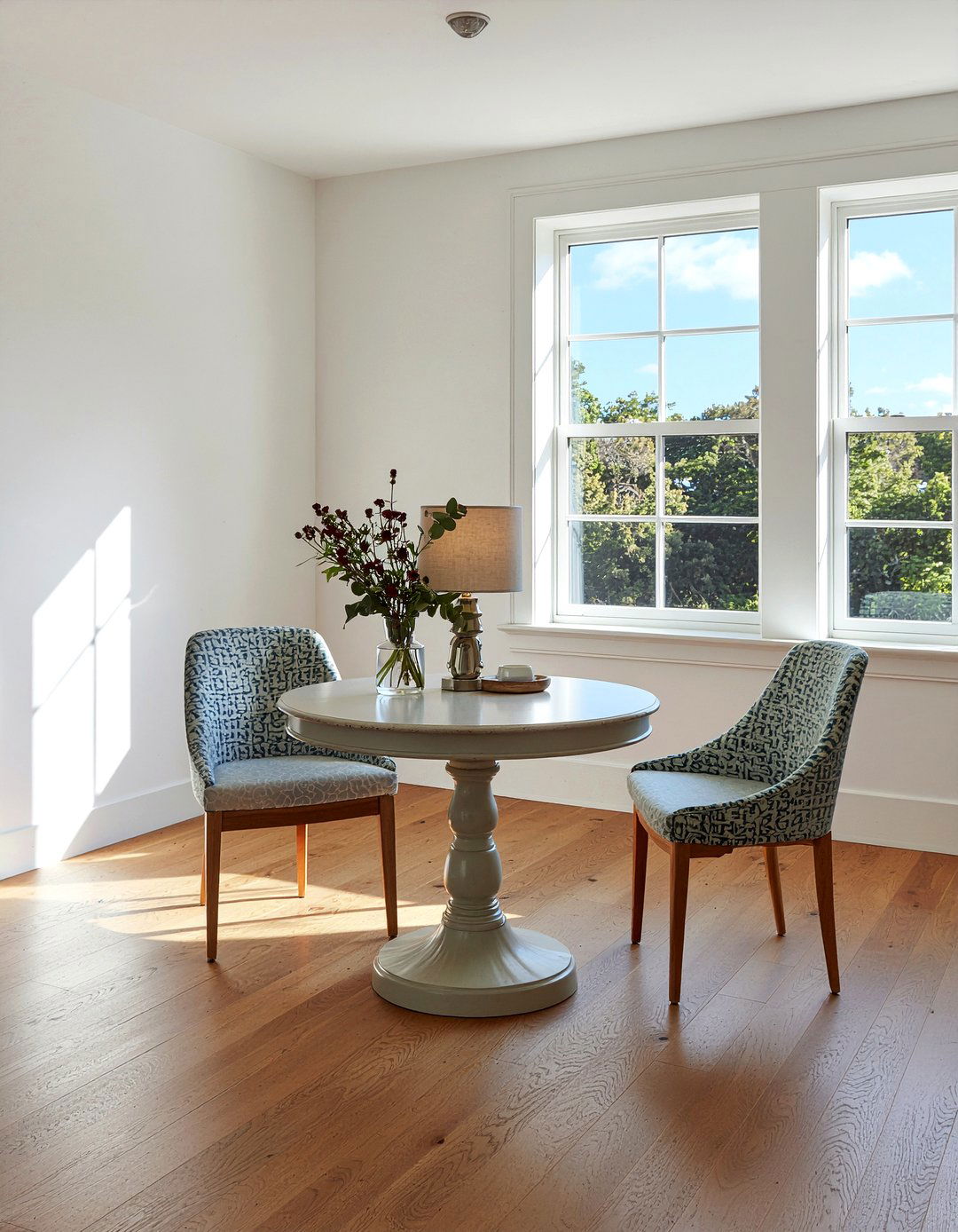 Pedestal table - 30 living room classic furniture ideas