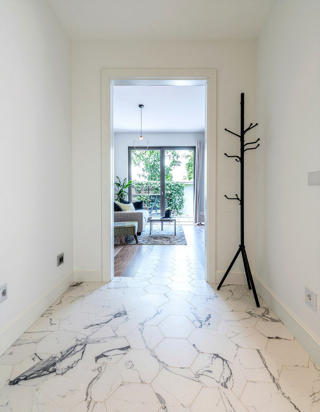 Peel and stick floor tiles - 30 temporary living room ideas