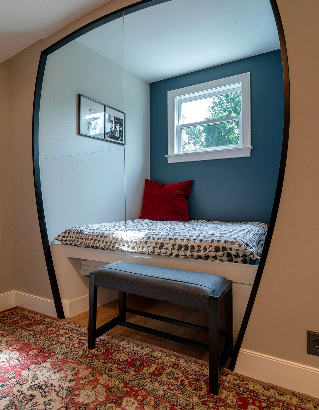 Penalty box reading nook - 30 hockey bedroom ideas