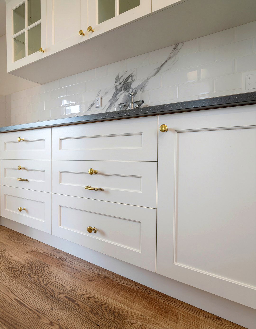 Pewter and gold cabinet hardware - 30 mixed metal kitchen ideas