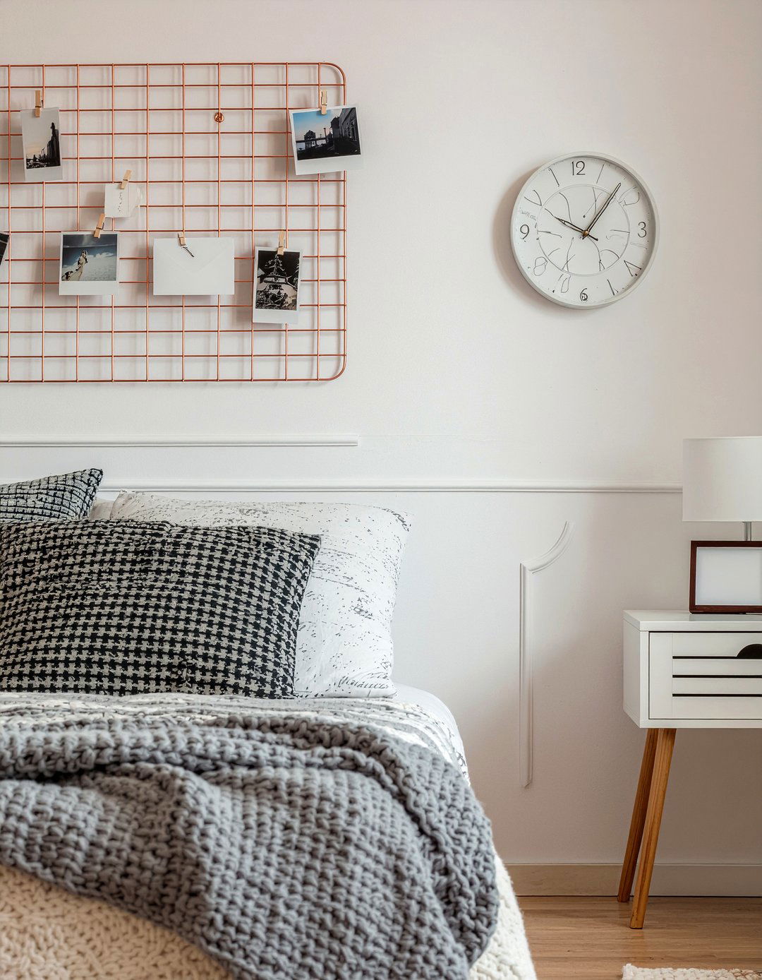 Photo display wall - 30 bedroom personalized ideas