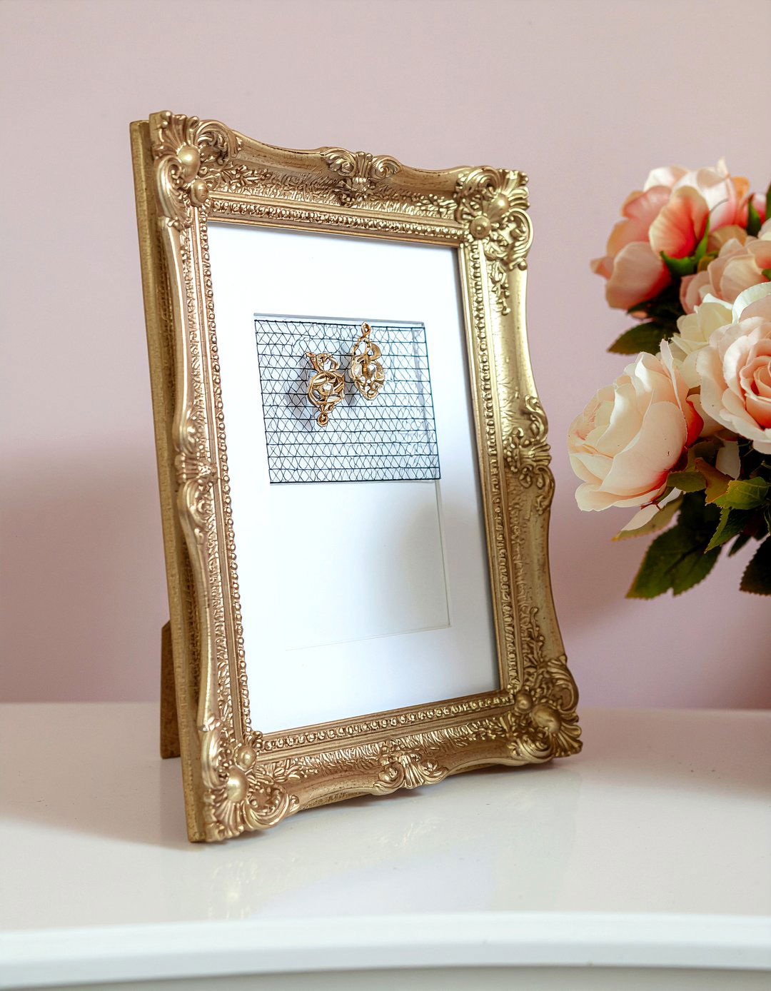 Picture Frame Jewelry Hanger - 30 bedroom jewelry storage ideas