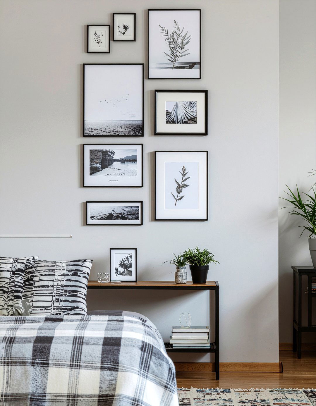 Picture ledge wall - 30 bedroom shelving ideas