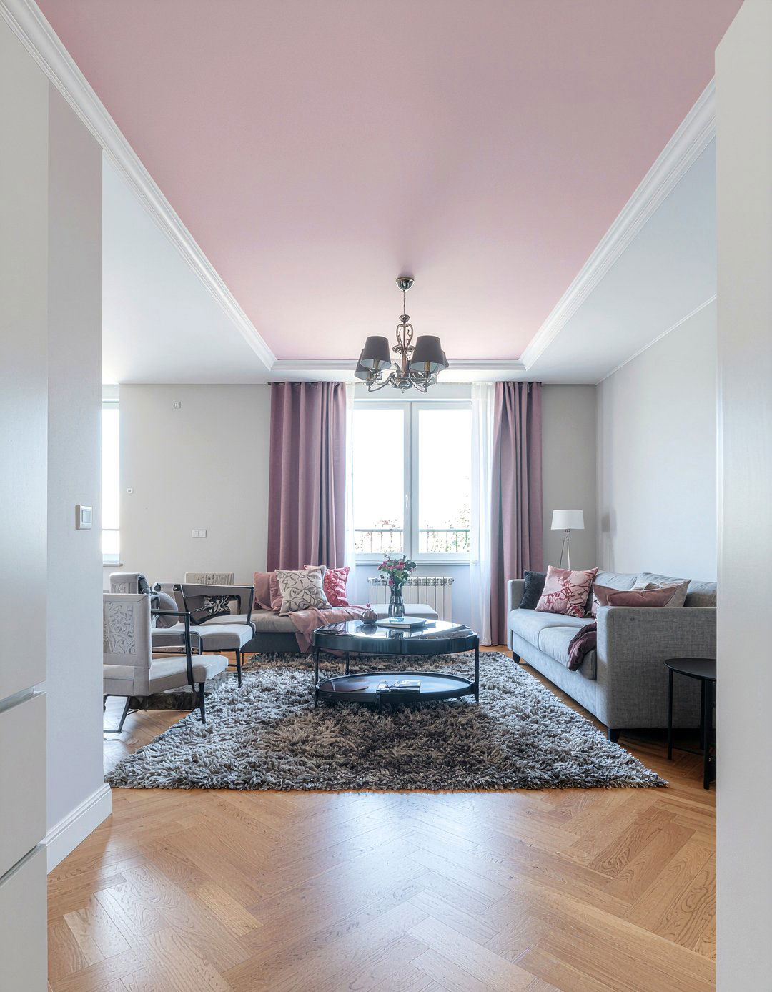 Pink ceiling gray walls - 30 pink and gray living room ideas