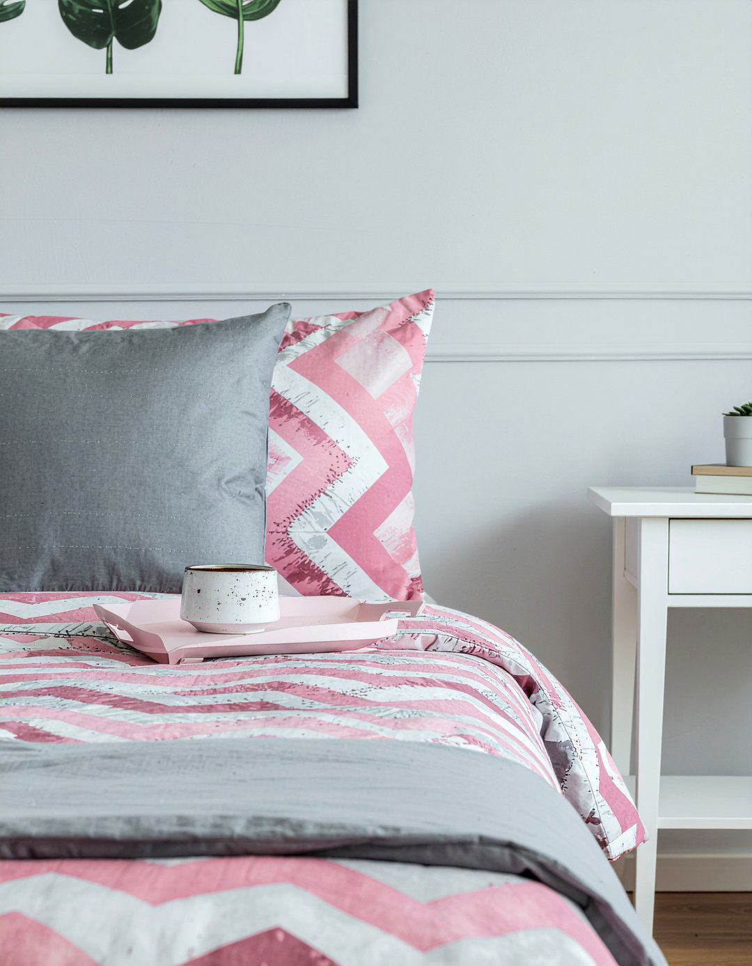 Pink gray geometric bedding - 30 pink and gray bedroom ideas