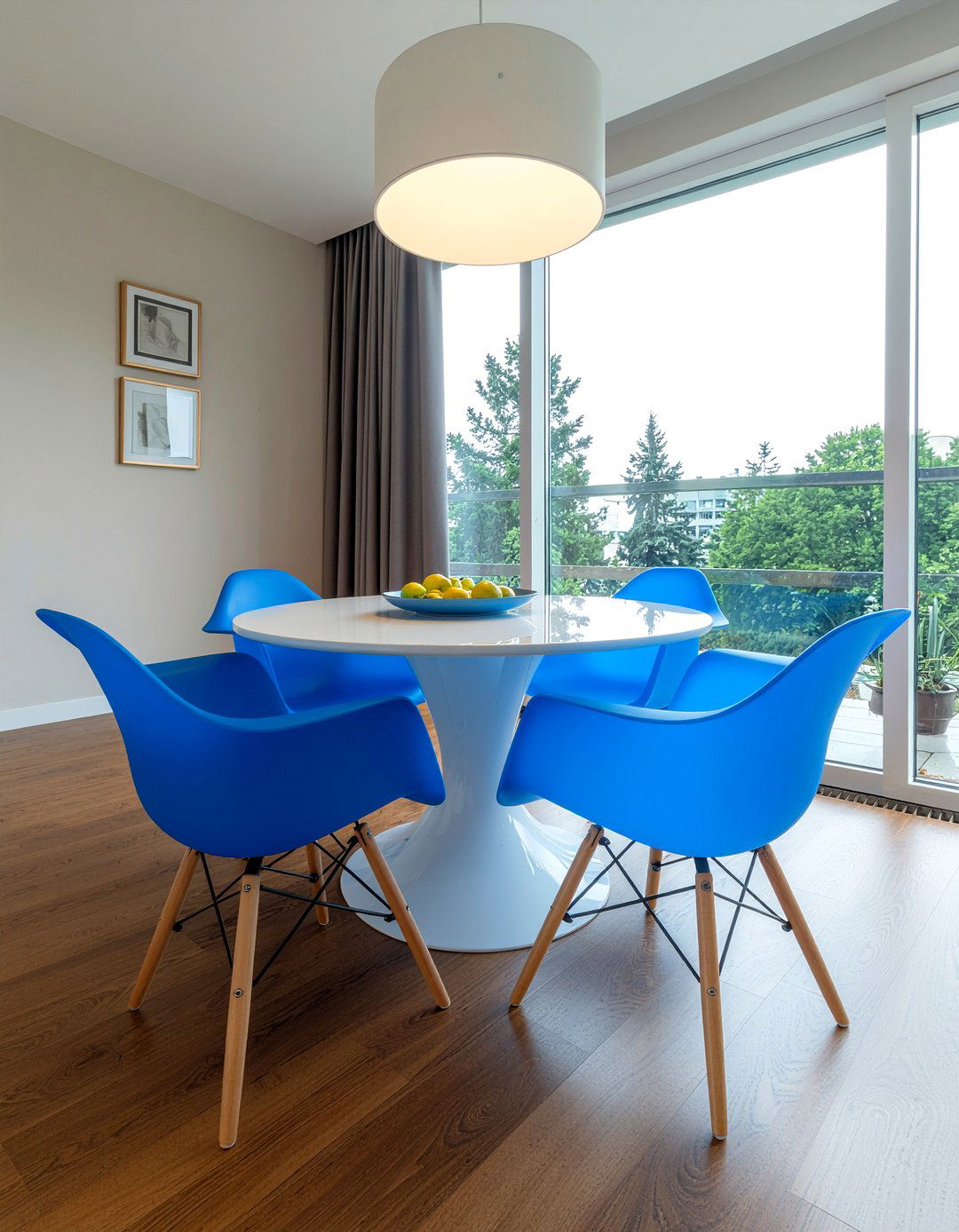 Plastic Panton Chairs - 30 retro dining room ideas