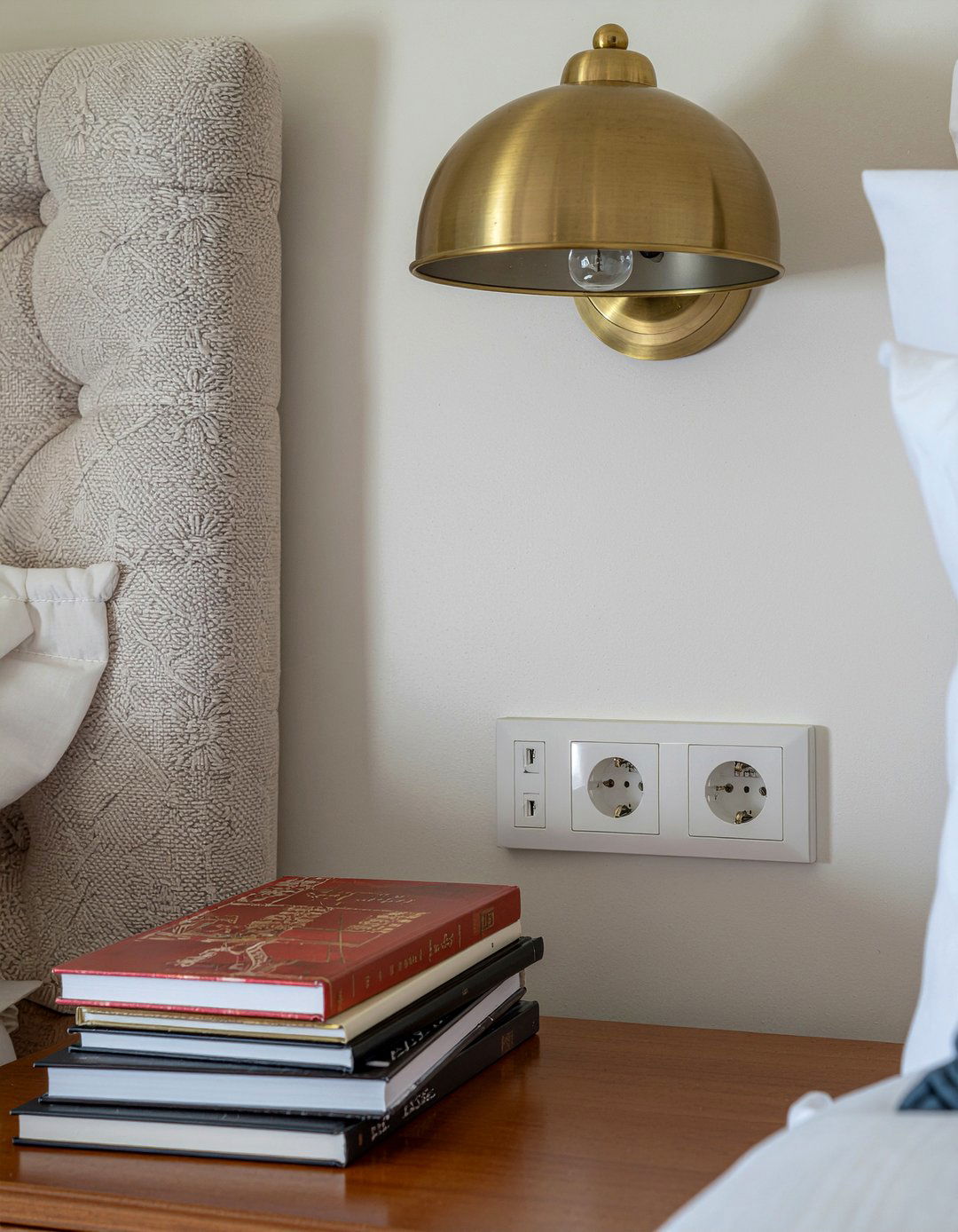 Plug in wall light - 30 temporary bedroom ideas