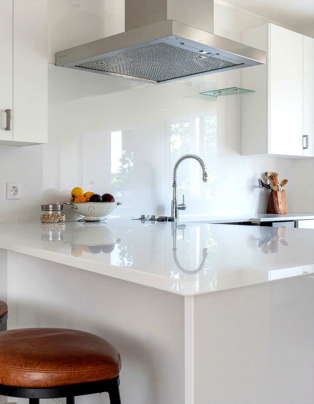 Polished White Quartz Backsplash - 30 quartz backsplash kitchen ideas