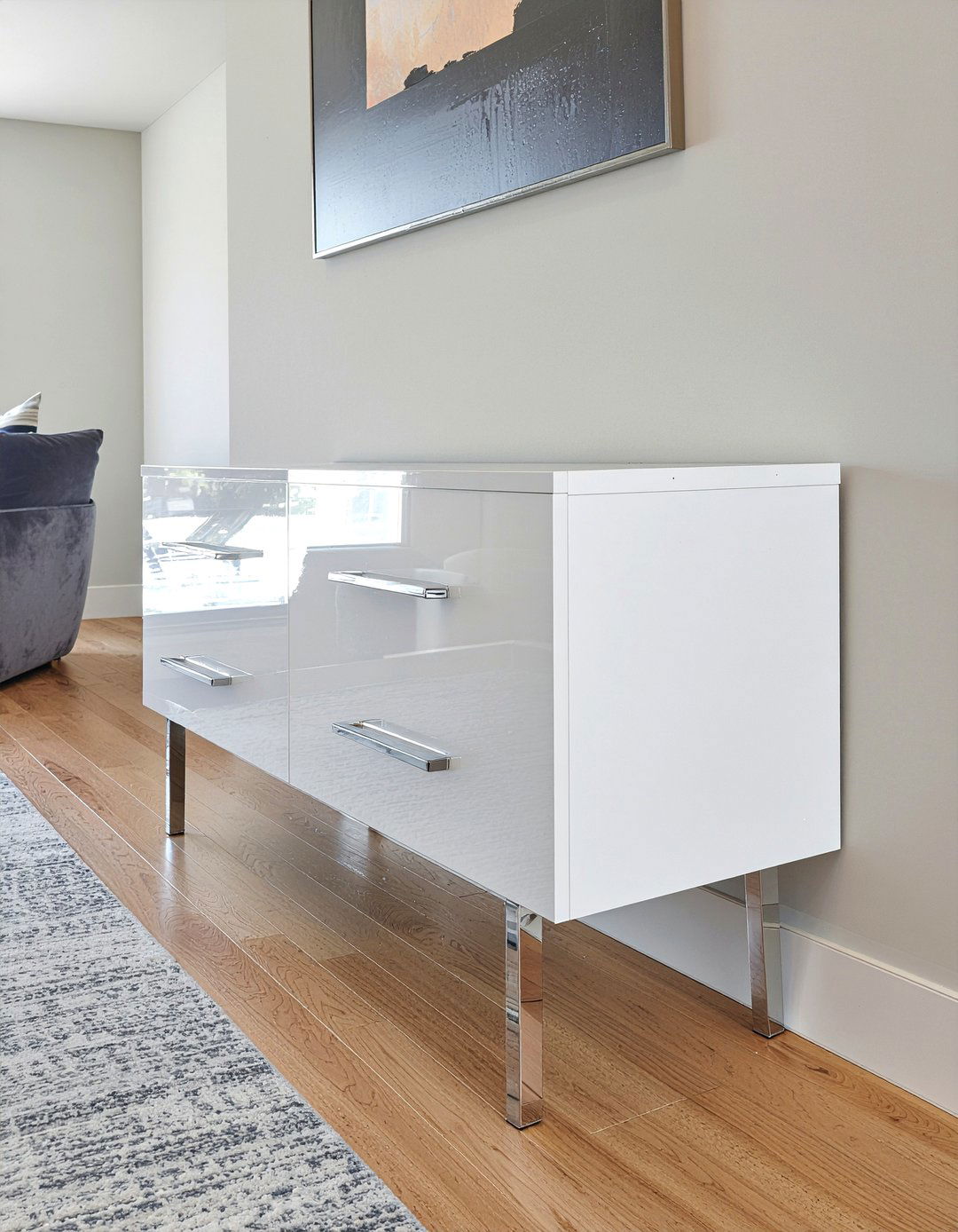 Polished chrome hardware - 30 modern glam living room ideas