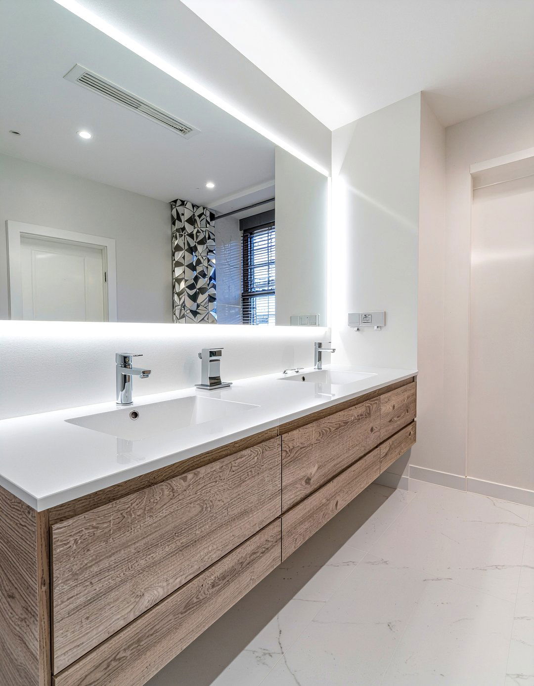 Polished chrome light - 30 bathroom lighting statement ideas