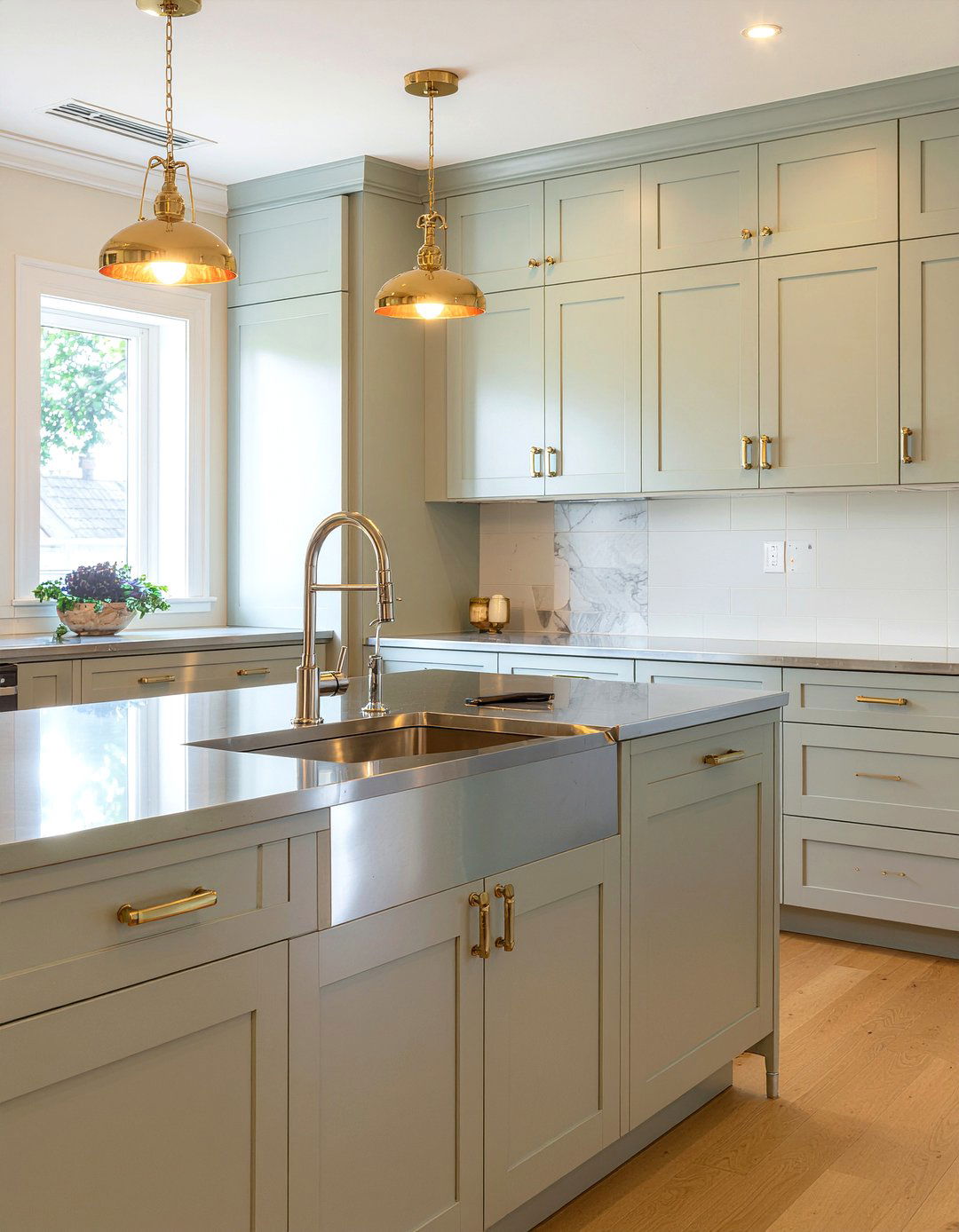 Polished nickel and warm gold kitchen - 30 mixed metal kitchen ideas