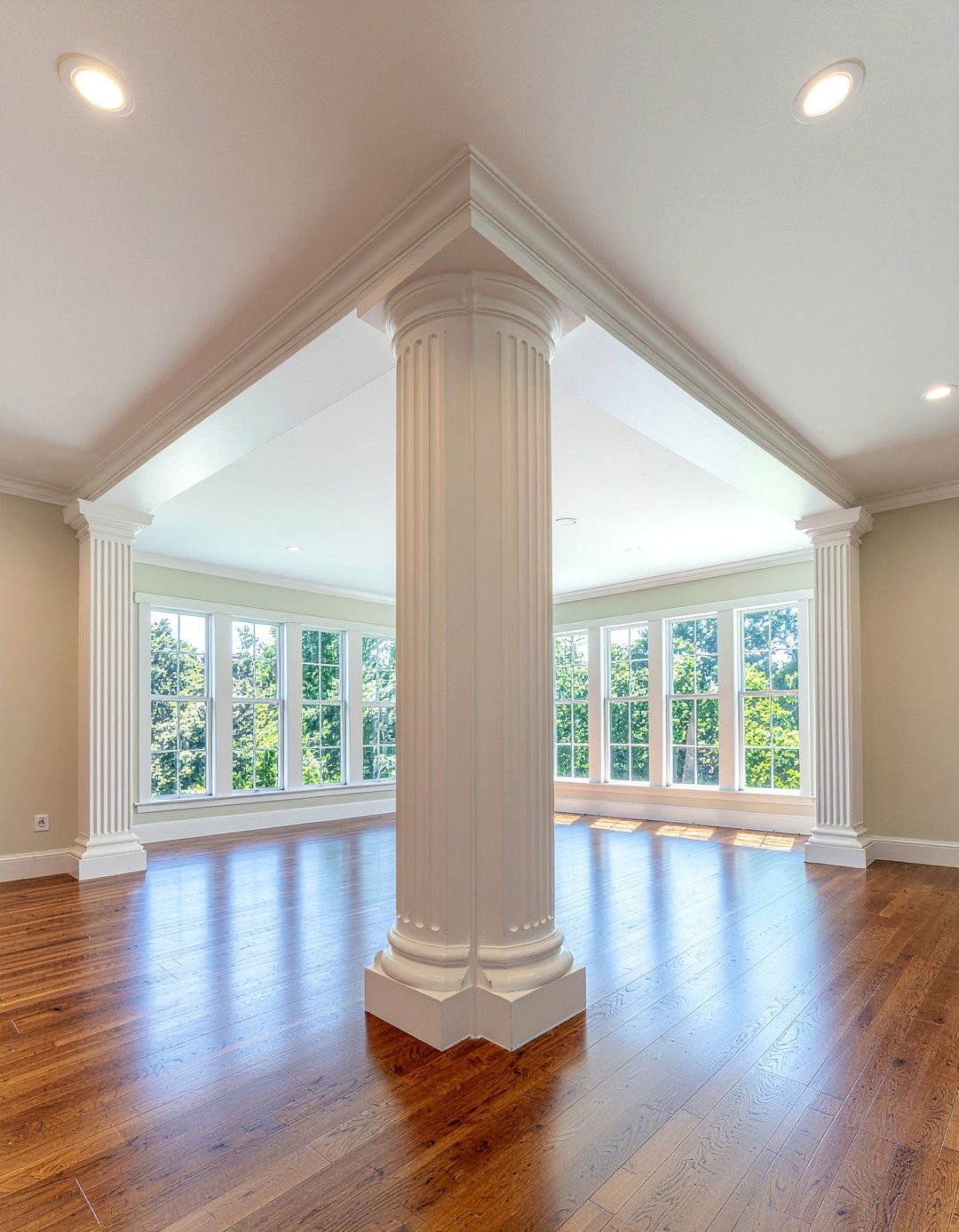 Pony wall with decorative columns - 30 living room pony wall ideas