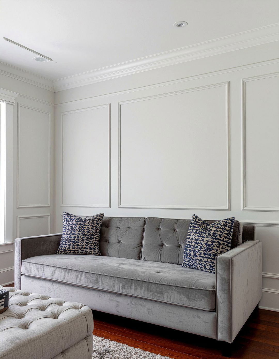 Pony wall with decorative trim - 30 living room pony wall ideas