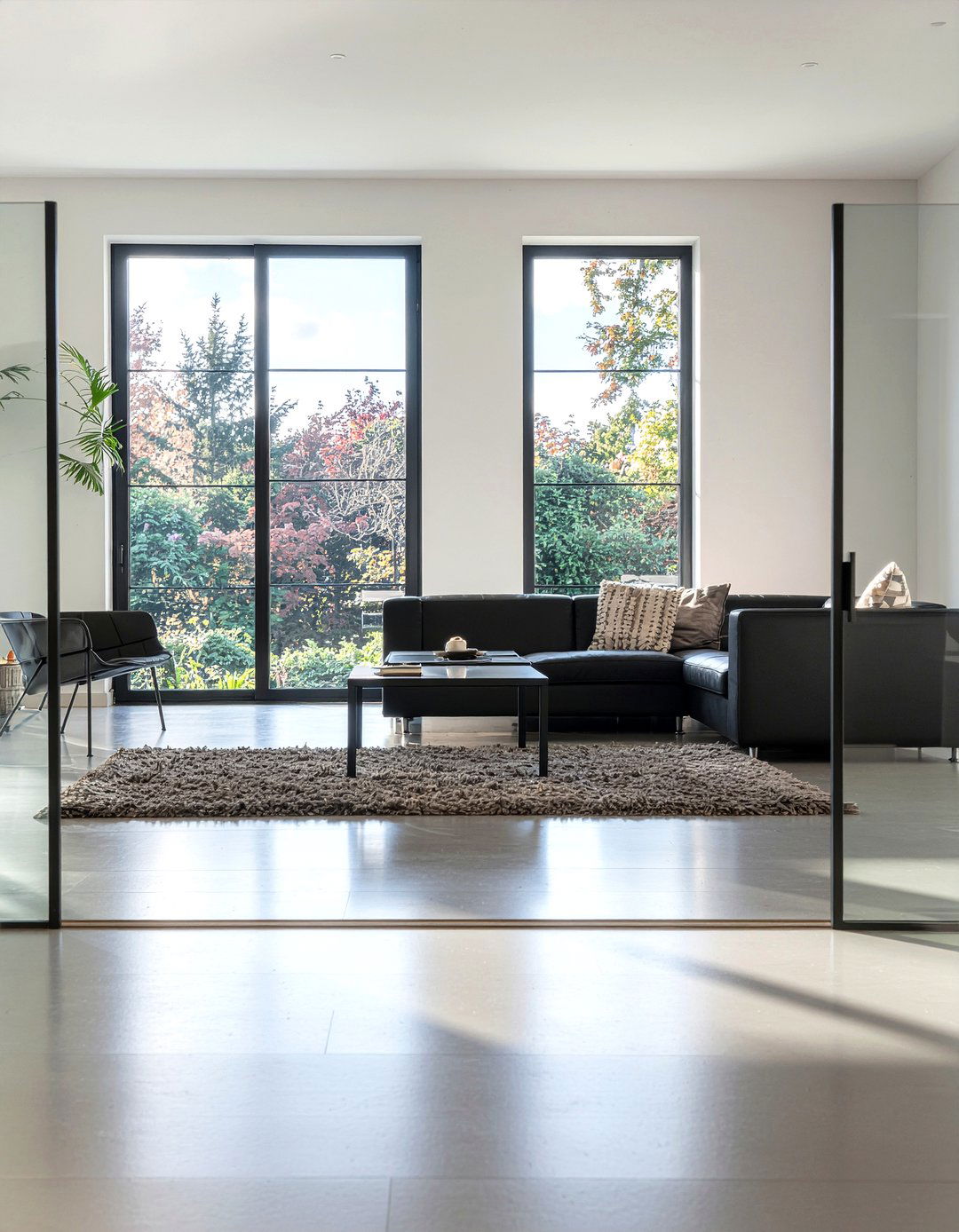 Pony wall with glass partition - 30 living room pony wall ideas